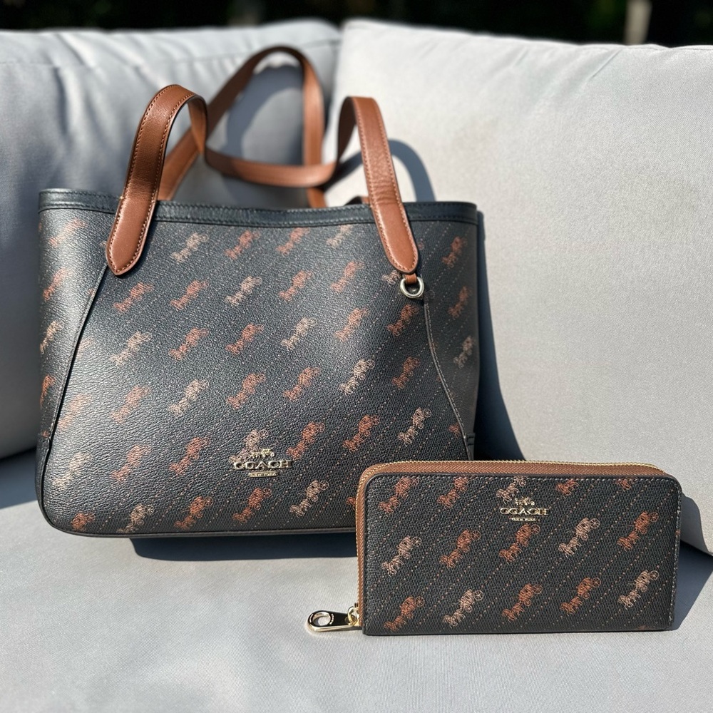 Coach Tote 27 Horse & Carriage C4060 w/ Matching Coach Long Zip Wallet